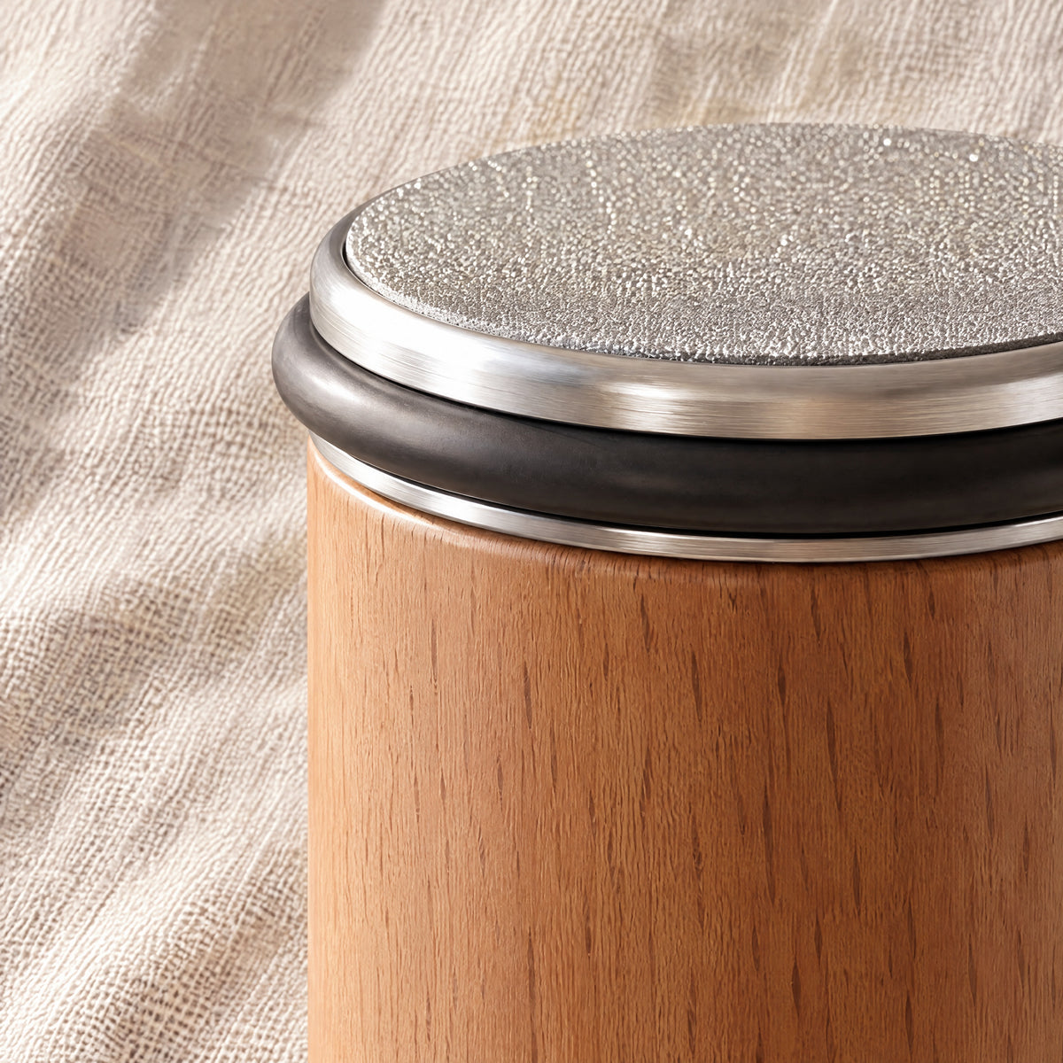 Close up of the wood body, the black ring and the diamond disc on the roller